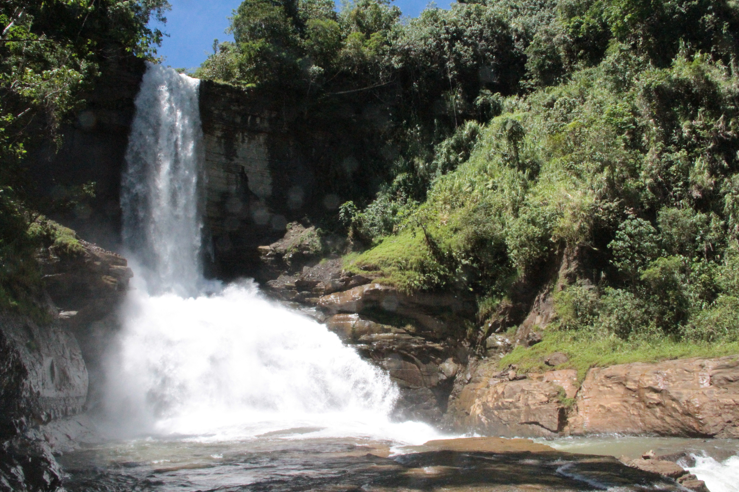 Stunning waterfall beside Navua River